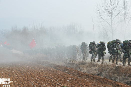 濟南軍區某裝甲旅冬季野營演練16種戰術