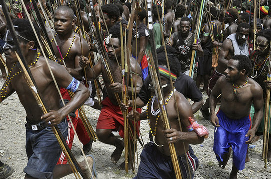 印尼兩村落用原始武器“開戰(zhàn)”