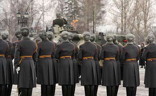 俄總統親手點燃回遷的無名烈士墓長明火種