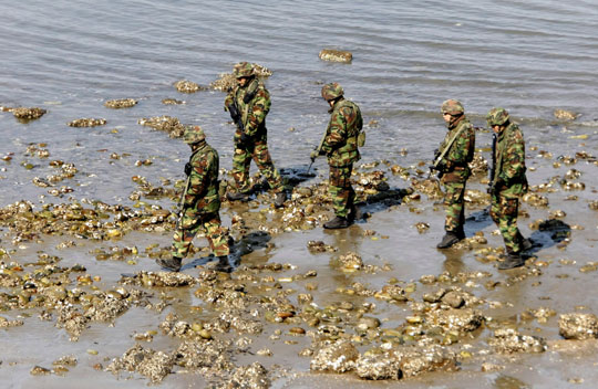 韓國軍方繼續搜救“天安艦”生存者[圖]