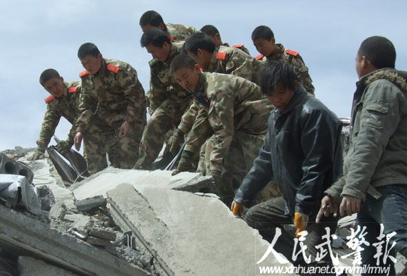 武警部隊多路趕赴青海地震災區