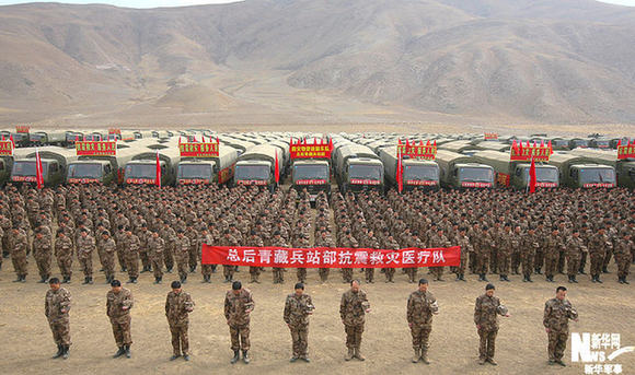 總后青藏兵站部810名抗震官兵集體默哀