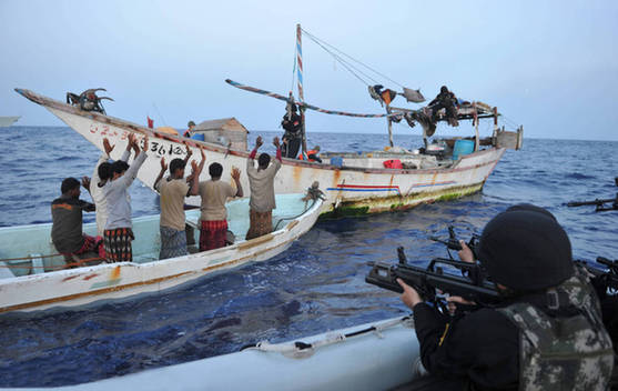 中國海軍第五批護航編隊特戰隊查證可疑小艇