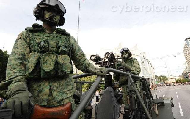 新加坡舉行盛大閱兵慶祝建國(guó)45周年