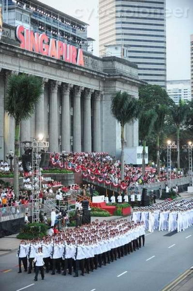 新加坡舉行盛大閱兵慶祝建國45周年