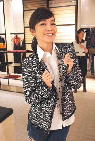 侯佩岑被爆與男友游巴黎 買名貴包討好長輩