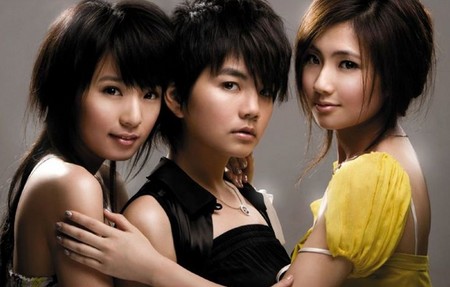 S.H.E徹底解散？ Ella赴美留學自爆機場照