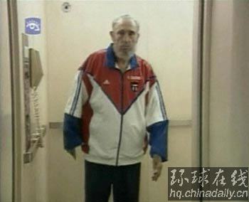 獨自行走大聲讀報 卡斯特羅上電視辟謠去世傳聞