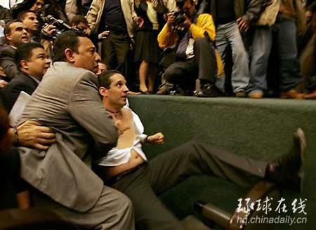 為確保總統就職儀式 墨執政黨議員大打出手搶占講臺