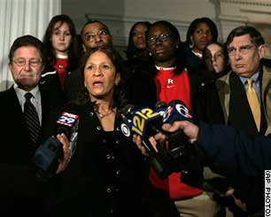 圖:美名嘴被批種族歧視 CBS忍痛將其解雇