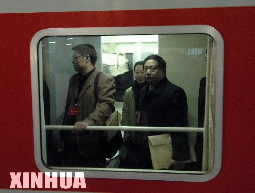 第一批人大代表抵達北京（組圖）