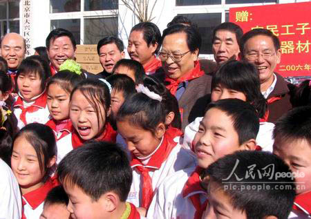 圖文:徐光春代表到京先看望農(nóng)民工子女