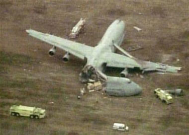 美載17人運(yùn)輸機(jī)墜毀