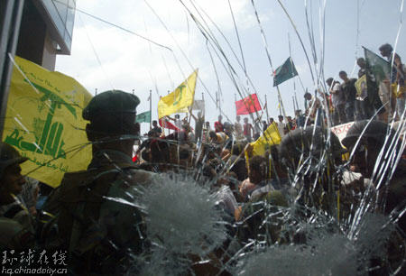 空襲過后 黎巴嫩人“進(jìn)攻”聯(lián)合國(guó)辦事處