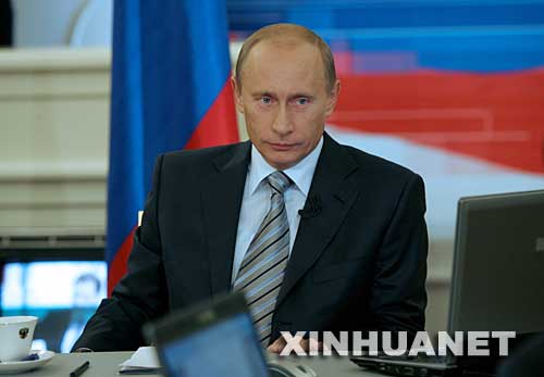 10月18日，在俄羅斯首都莫斯科，俄總統普京參加節目期間聽取民眾提問。 當天，普京在電視和廣播直播節目中回答民眾提問時說，俄軍將裝備更多“白楊－M”多彈頭洲際彈道導彈，且正在研制新型戰略武器，俄將于2008年新增一艘戰略核潛艇，2015年開始生產第五代戰機。 新華社發 