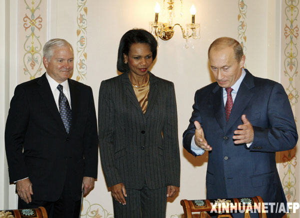  10月12日，俄羅斯總統普京（右）在莫斯科會見來訪的美國國務卿賴斯（中）與美國國防部長蓋茨（左）。普京建議美國不要急于實施在東歐部署導彈防御系統的計劃。 新華社/法新 