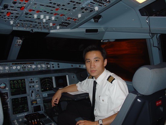 “說得比唱的好”飛行員沖入上海30強(qiáng)（圖）