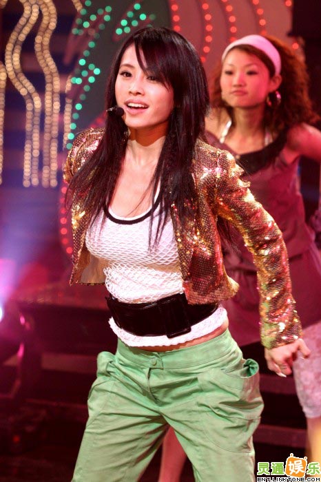 蔡依林婉拒金曲獎 上節目表演劈腿滾球高難動作(圖)