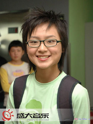 周筆暢取代李宇春 出席成龍南京“愛心”演唱會(圖)