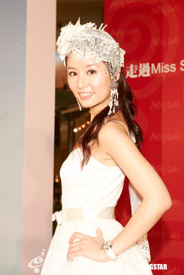 林心如白紗裙亮相(圖)