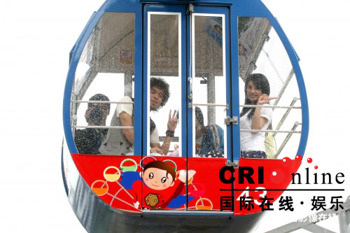 蔡依林陪男歌迷搭摩天輪(圖)