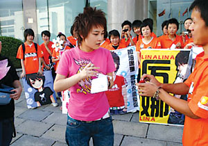 厲娜遭遇粉絲求婚(圖)