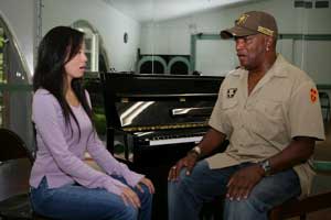 瑪利亞-凱莉聲樂老師指導張靚穎（圖）