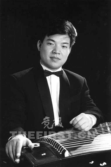 古箏演奏家力挺女子十二樂(lè)坊(圖)