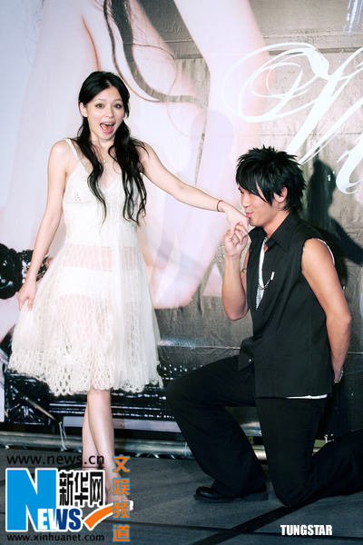 徐若瑄赤腳出場獲贈超大鉆戒