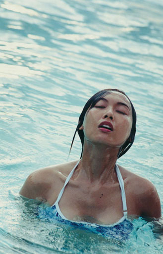 朱茵惹火泳裝寫(xiě)真