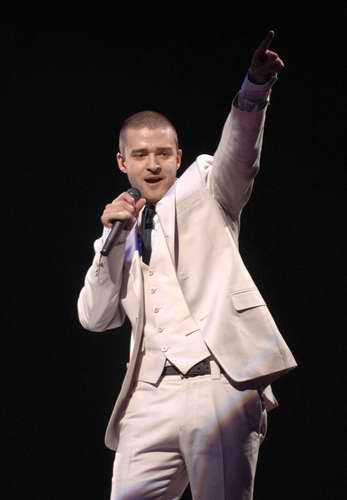 賈斯汀巡演熱辣開場(chǎng) Pink捧場(chǎng)空中翻滾