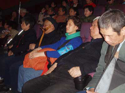 請盲人聽《門》 影片主題與獻愛心沖突遭質疑