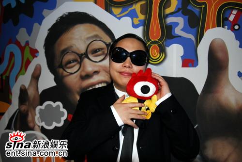 話劇“兩只狗”諷刺現實 5分鐘爆發一次笑聲