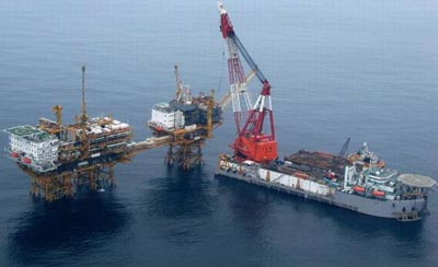 麻生：中國投產東海油氣田日將“對抗”