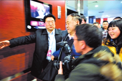 全國政協(xié)委員報到輕車簡從靜悄悄