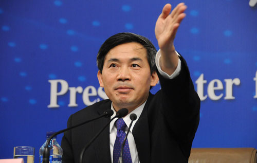 記者會主持人何紹仁邀請記者提問