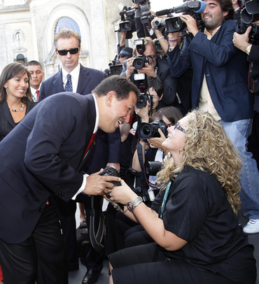 查韋斯亮相威尼斯電影節 紅地毯上擺造型（組圖）