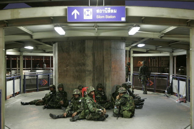 泰政府重兵把守曼谷金融中心 紅衫軍欲請聯(lián)合國監(jiān)督