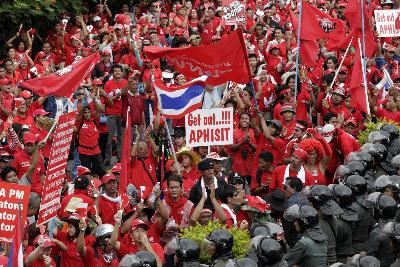 軍隊開進曼谷執行緊急令 逮捕紅衫軍領袖阿披實遭襲