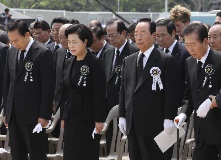 盧武鉉葬禮隆重?cái)?shù)十萬(wàn)人送行 李明博獻(xiàn)花遭高聲抗議