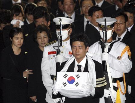 盧武鉉葬禮隆重數(shù)十萬人送行 李明博獻花遭高聲抗議