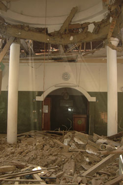 圖：印尼強震致數十人死亡 人們赤足奔逃