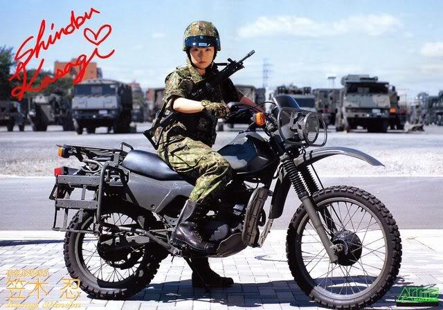 日本陸上自衛隊請模特拍宣傳海報提升形象