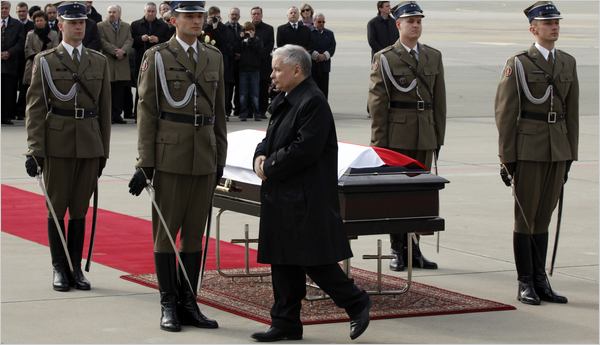 波總統遺骸運回華沙 普京機場送別