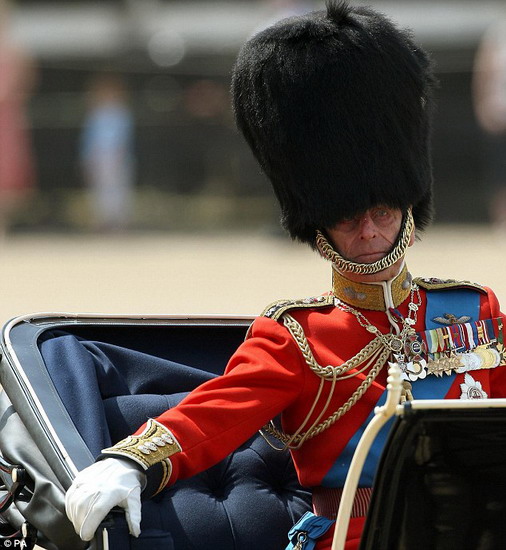 蘇格蘭衛(wèi)兵戴熊皮帽參加閱兵彩排被熱暈