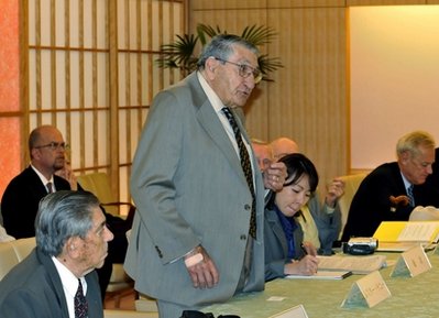 日本外相向二戰時期美軍幸存戰俘及家屬道歉(圖)