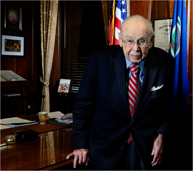 美國最老在職法官103歲 帶氧氣瓶上法庭