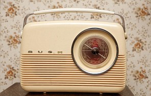 英八旬老翁酷愛無線電 搜集千余臺收音機(jī)自建博物館