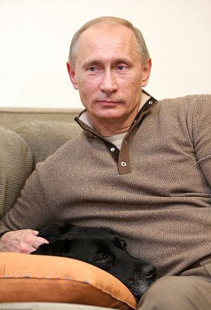 普京夫婦鏡頭前“秀恩愛” 結(jié)婚戒指“泄天機”？