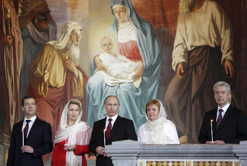 西方各國(guó)慶祝復(fù)活節(jié) 祈禱游行相得益彰畫卷多彩